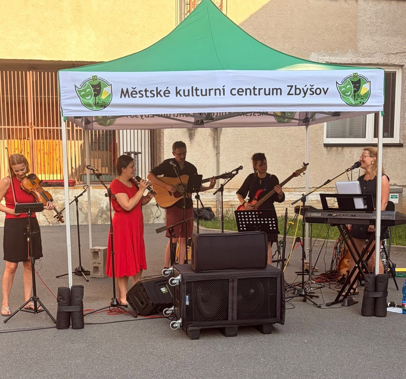 Řezband hraje pod stanem Městského kulturního centra Zbýšov
