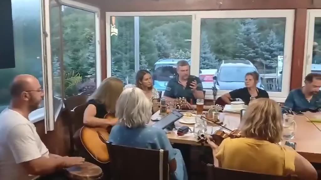 Náhled videa: Posezení s kytarami